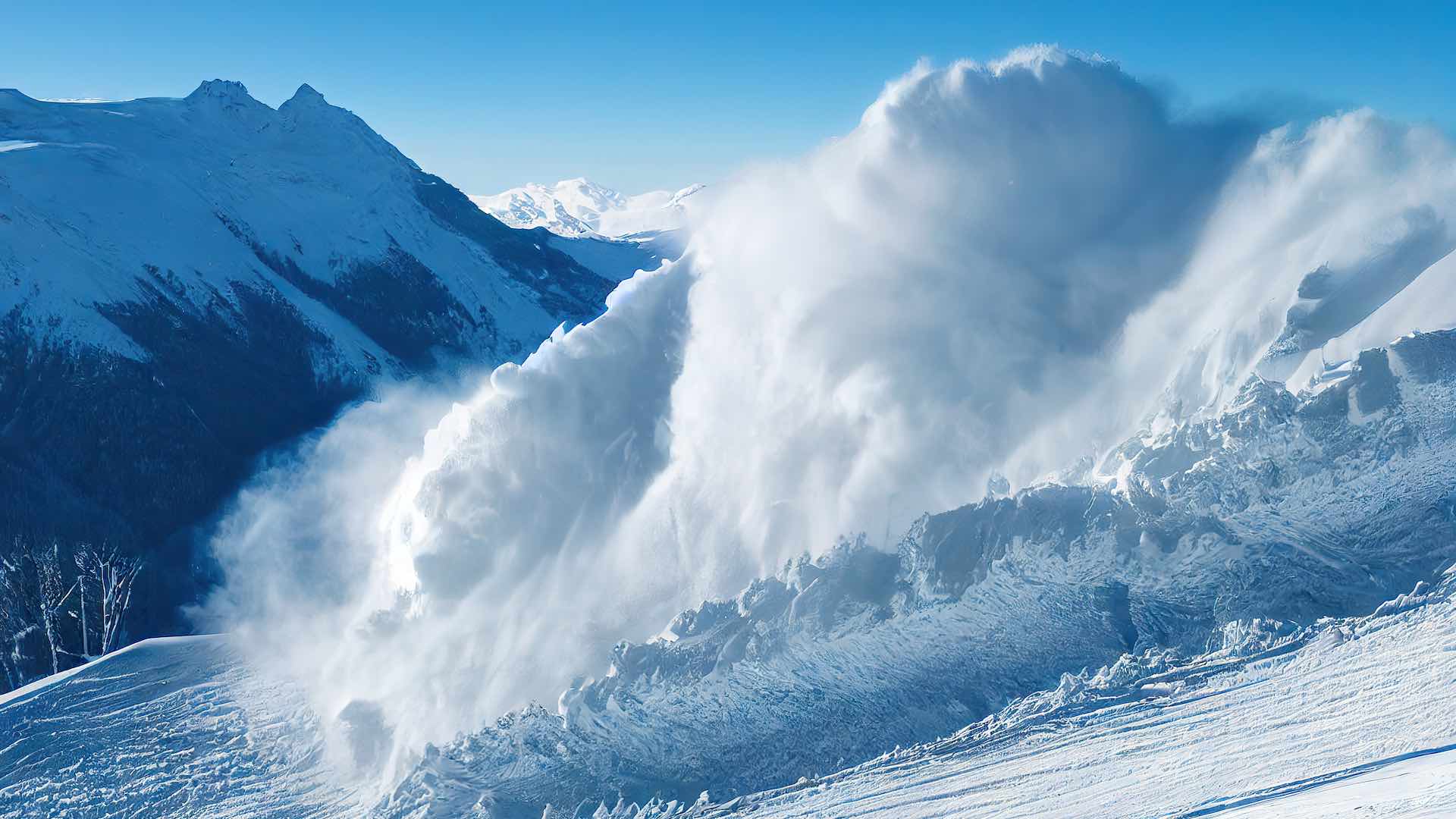 新疆ウイグル自治区で雪崩により観光客1,000人が足止めされる
