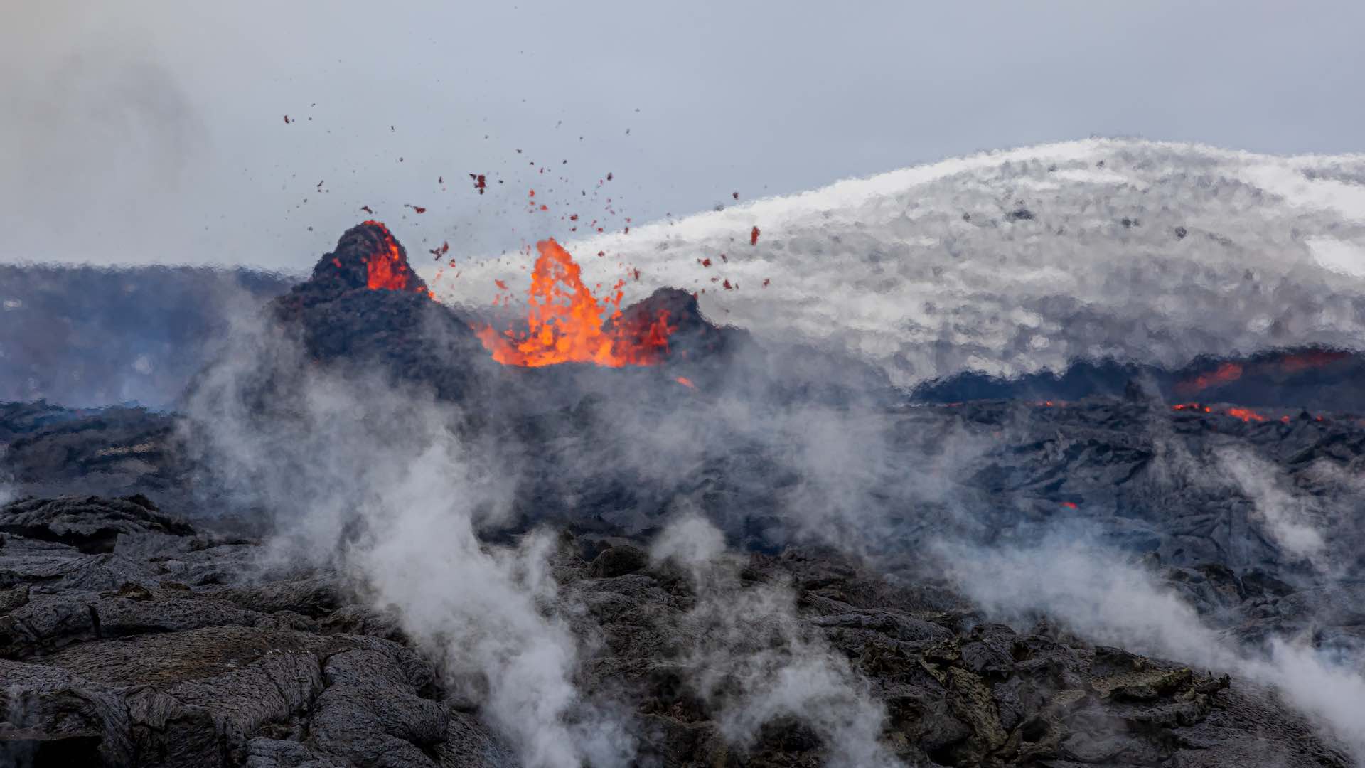 グリンダヴィークの噴火は鎮まる。地質学者はさらなる活動を警告