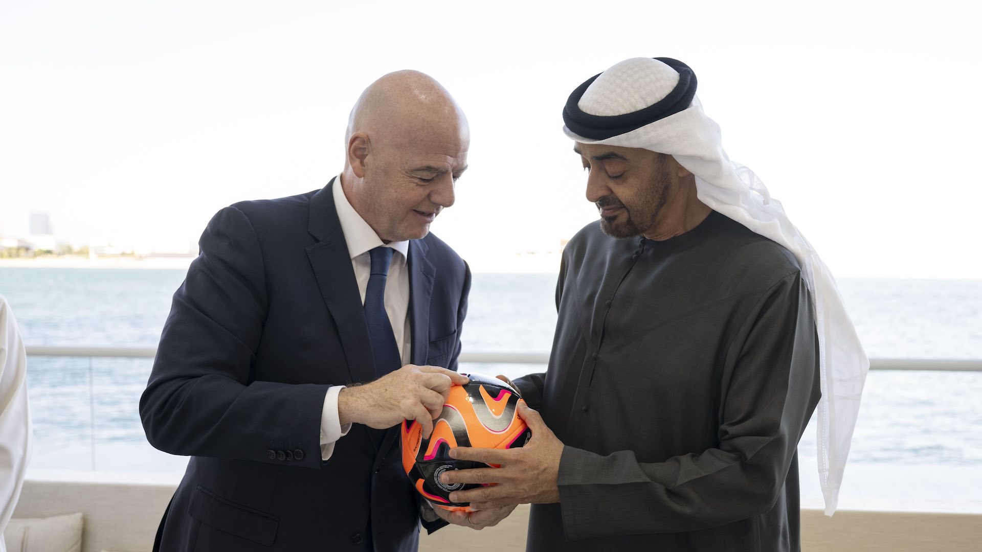 Presiden UAE Sheikh Mohamed menjadi tuan rumah kepada presiden FIFA
